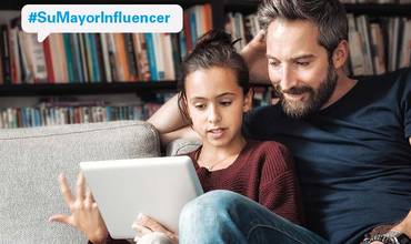 Una nena i el seu pare utilitzen junts una tauleta