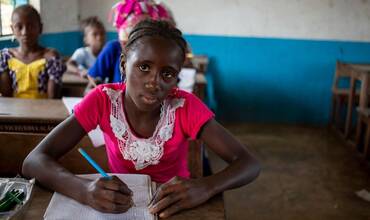 Niños asisten a clase en la escuela primaria del pequeño pueblo de Sintchan-Farba, Guinea Bissau.