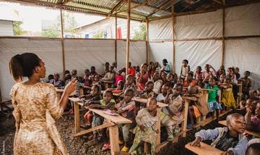 Un grupo de estudiantes asiste a clase en una escuela de RDC