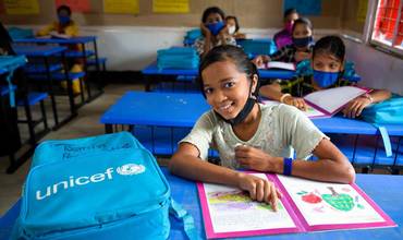 Una niña refugiada rohingya estudia en uno de los centros educativos apoyados por UNICEF