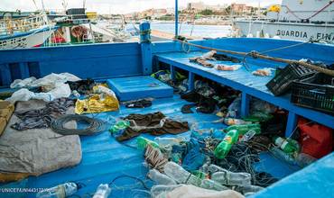 Objetos abandonados en una embarcación que transportaba personas migrantes en la isla de Lampedusa, Italia.