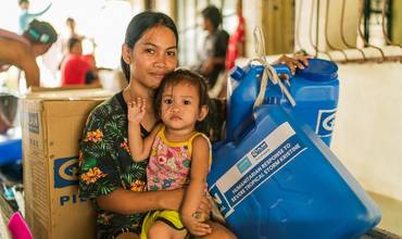 Una de las familias afectadas que han recibido el apoyo de UNICEF