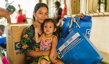 Una de las familias afectadas que han recibido el apoyo de UNICEF