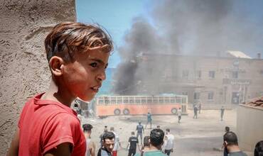 El 17 de mayo de 2021, un niño palestino frente al dañado puerto de Gaza