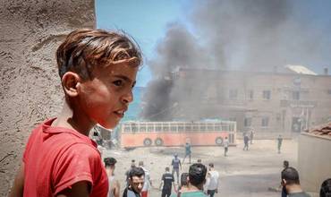 El 17 de mayo de 2021, un niño palestino frente al dañado puerto de Gaza