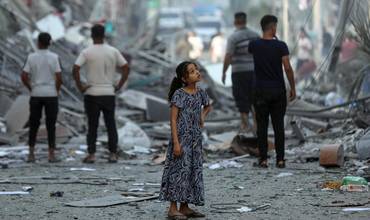 Una niña observa los destrozos del conflicto en un barrio de Gaza