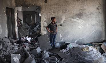 Un niño entre los destrozos causados por la guerra en Gaza