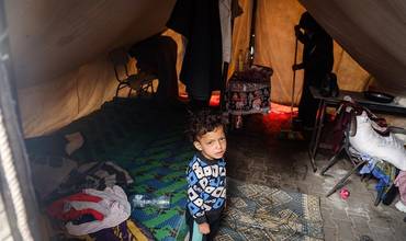 Uno de los miles de niños desplazados por la guerra en Gaza