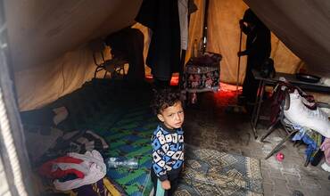 Uno de los miles de niños desplazados por la guerra en Gaza