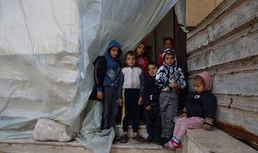 El 11 de enero de 2024, niños desplazados posan para una fotografía en el centro de acogida de la Universidad Al-Aqsa, en la Franja de Gaza.