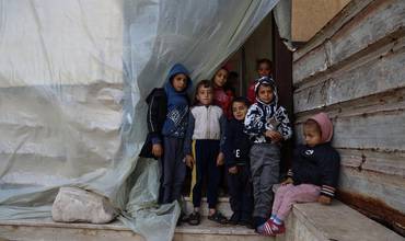 El 11 de enero de 2024, niños desplazados posan para una fotografía en el centro de acogida de la Universidad Al-Aqsa, en la Franja de Gaza.