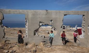 Niños y niñas entre los escombros de la guerra en la Franja de Gaza