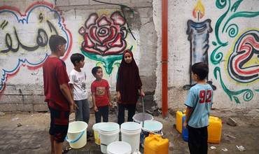 Niños y niñas afectados por la escasez de agua en Gaza