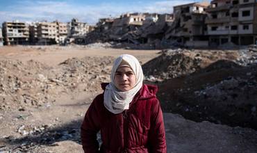 Una niña frente a los destrozos del conflicto en Damasco