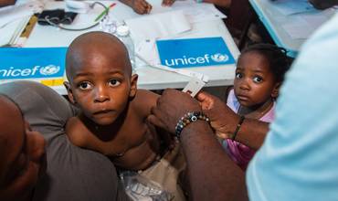 Niños en uno de los centros de tratamiento frente a la desnutrición que UNICEF apoya en Haití