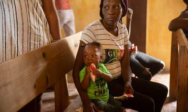 Una madre con su bebé en un centro de desnutrición de UNICEF en Haití
