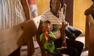 Una madre con su bebé en un centro de desnutrición de UNICEF en Haití