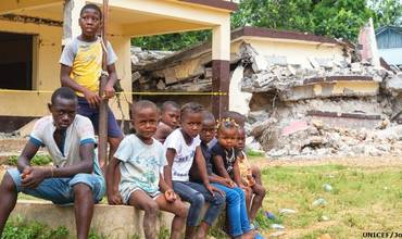 Un grupo de niños y niñas en Haití