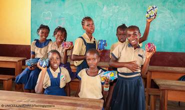 Un grupo de escolares africanas muestran compresas para la menstruación