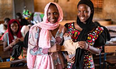 Fatoumata Diallo, de 17 años, y Mampi dabou, de 16 años, muestran una compresa hecha a mano. Mali.