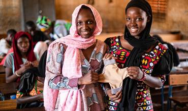 Fatoumata Diallo, de 17 años, y Mampi dabou, de 16 años, muestran una compresa hecha a mano. Mali.