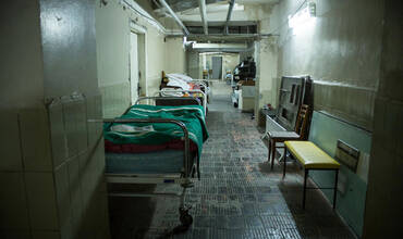 Camas de hospital vacías en los pasillos de un centro sanitario de Kiev