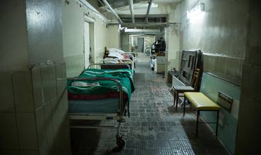 Camas de hospital vacías en los pasillos de un centro sanitario de Kiev