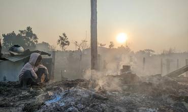 Un niño entre las cenizas del incendio en el campamento rohingya