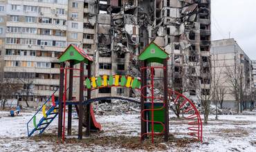Un columpio infantil en medio del entorno bombardeado