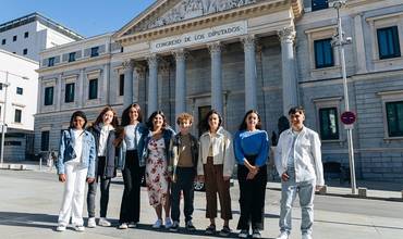 Grupo de niños, niñas y adolescentes que se han reunido con miembros de la Comisión de Juventud e Infancia del Congreso de los Diputados