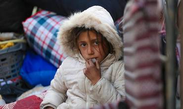 Una niña de una familia recién llegada a un centro de recepción en la ciudad de Ar-Raqqa, Siria, el 4 de diciembre de 2024, tras huir de la creciente violencia en Alepo.