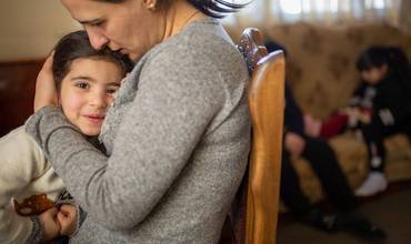 Una madre abrazando a su hija en Armenia
