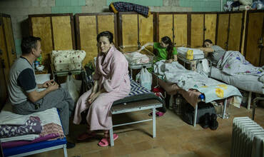 Familias con sus recién nacidos en un centro sanitario improvisado de Kiev