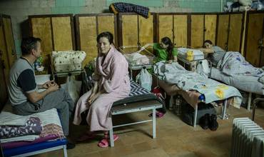 Familias con sus recién nacidos en un centro sanitario improvisado de Kiev