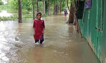 Una niña se abre paso en el agua de las inundacones