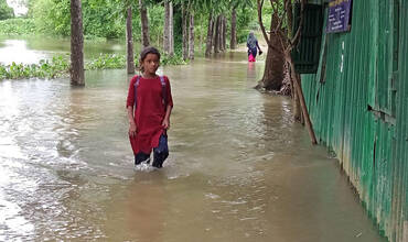 Una niña se abre paso en el agua de las inundacones