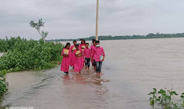 Niños de camino a una de las escuelas apoyadas por UNICEF en escuela apoyada por UNICEF en Sunamganj.