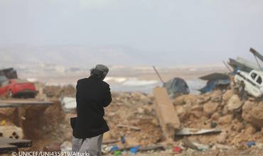 Un hombre contempla los destrozos ocasionados por las inundaciones en Libia
