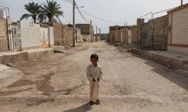 Un niño en una calle de Irán