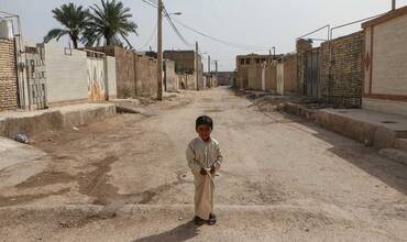 Un niño en una calle de Irán