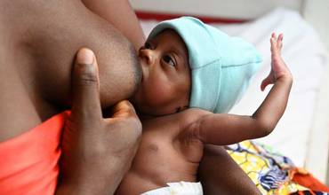 Una madre amamanta a su bebé en Camerún