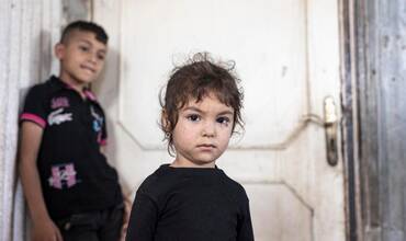 Dos niños afectados por la crisis en Líbano