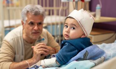 El 9 de abril de 2026, Ahmad, de 10 meses, recibe tratamiento en el Hospital Gubernamental Rafic Hariri de Beirut.