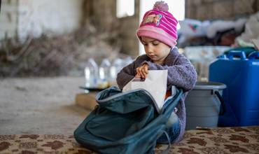 Amar, de 5 años, guarda en su mochila material escolar suministrado por UNICEF. Líbano.