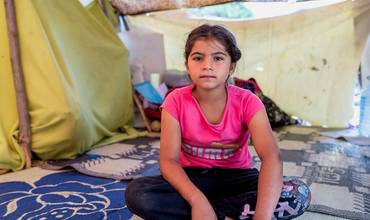 Una de las niñas desplazadas de su hogar debido a la violencia en Líbano y que ahora se refugian en precarios campamentos