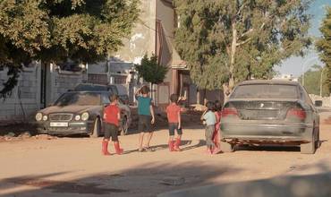 Niños afectados por las inundaciones en Libia