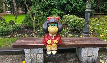 Estatua dedicada a Mafalda, en la ciudad de Oviedo, con las gafas azules de UNICEF