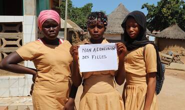 Niñas africanas reclamando el fin de la mutilación genital femenina