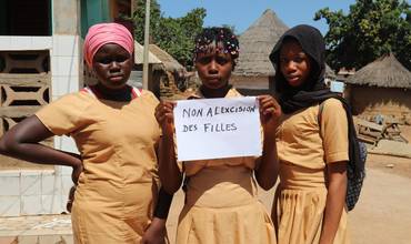 Niñas africanas reclamando el fin de la mutilación genital femenina