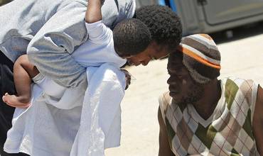 Una familia migrante a su llegada a Canarias
